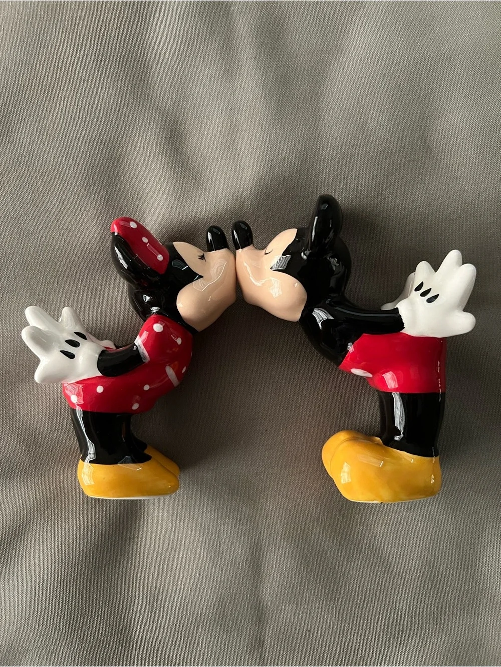 Disney Minnie & Mickey Ceramic Kissing Salt and Pepper Shakers